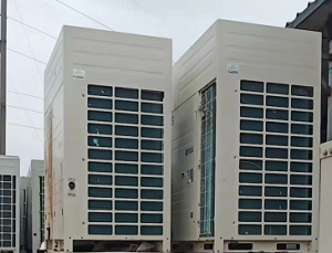 深圳回收60/65/68/130KW風(fēng)冷模塊機，各種品牌二手空調(diào)回收